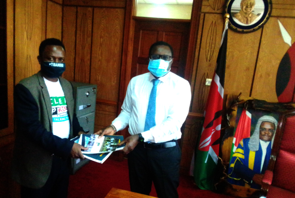 You are currently viewing Clean Up Kenya Founder hands ‘Talking Trash’ Report to Kenyan Speaker